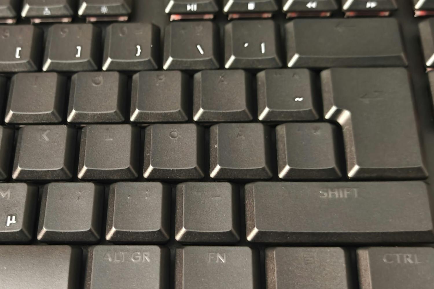 Logitech G515 Rapid TKL taster Taster i Logitech G515 Rapid TKL